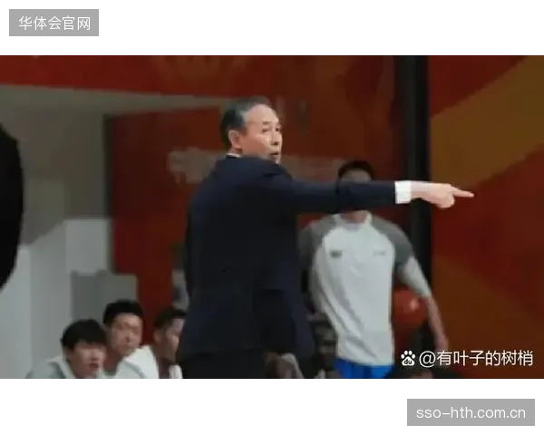 北京队锋线陷入犯规麻烦，许利民的防守布置被上海队外援轻易破解。